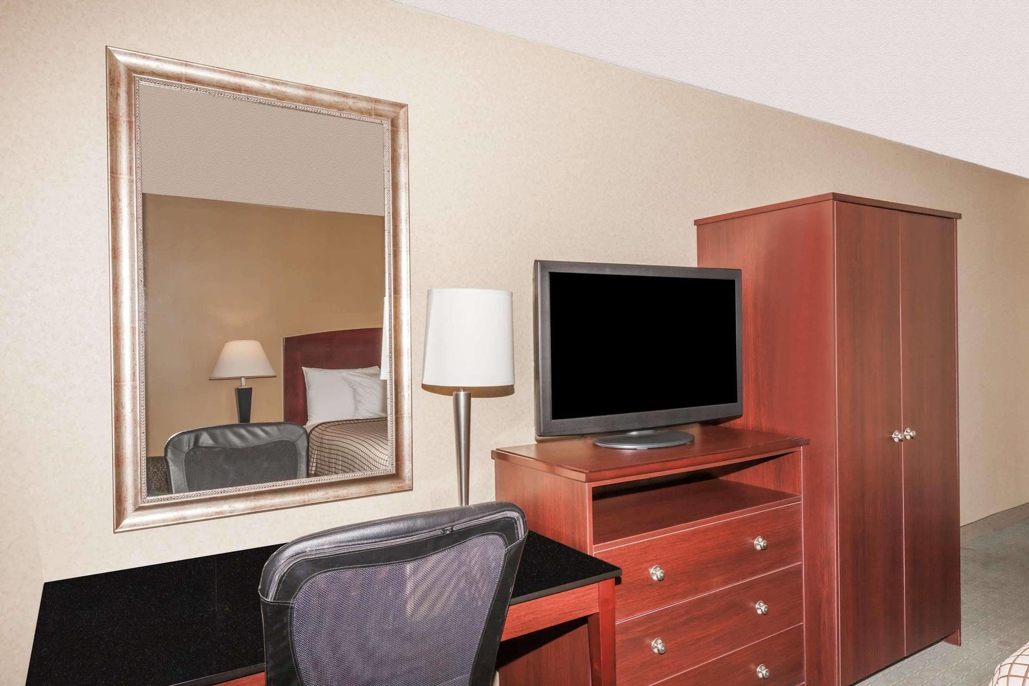 Days Inn By Wyndham Utica Eksteriør billede